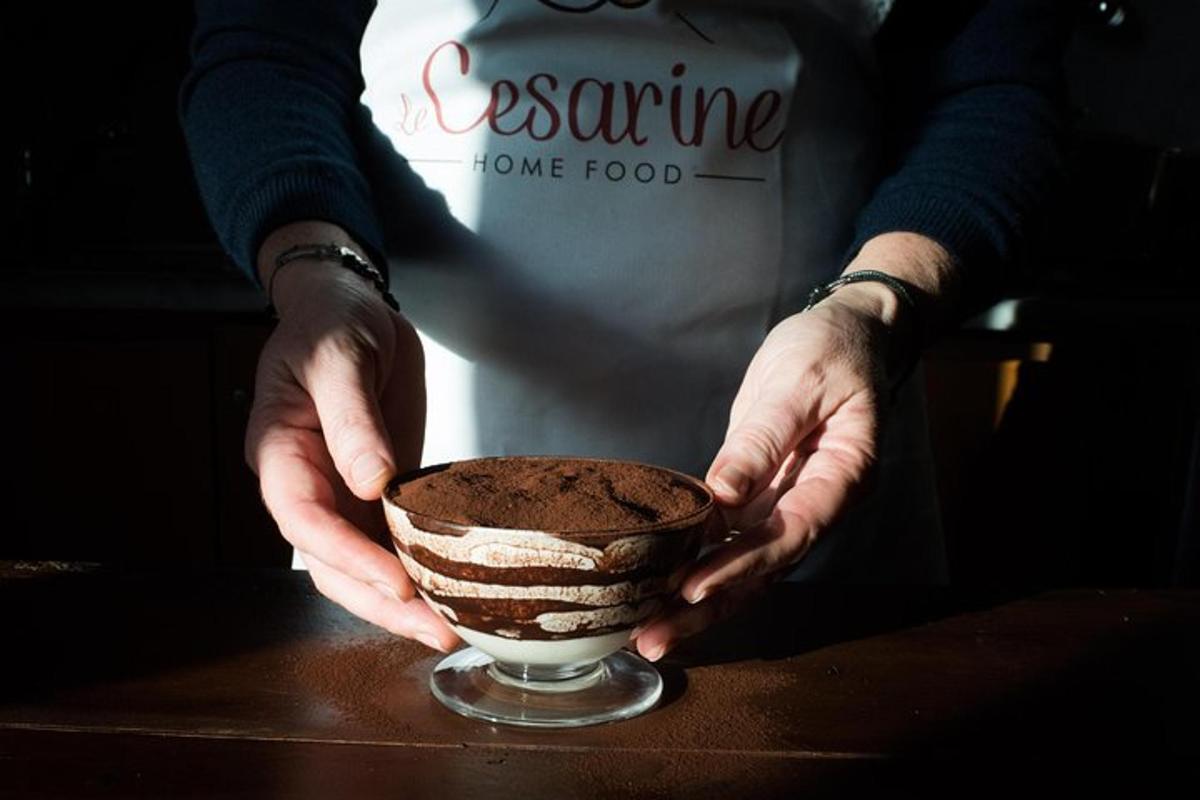 egy személy, aki egy tál ételt tart az asztalon