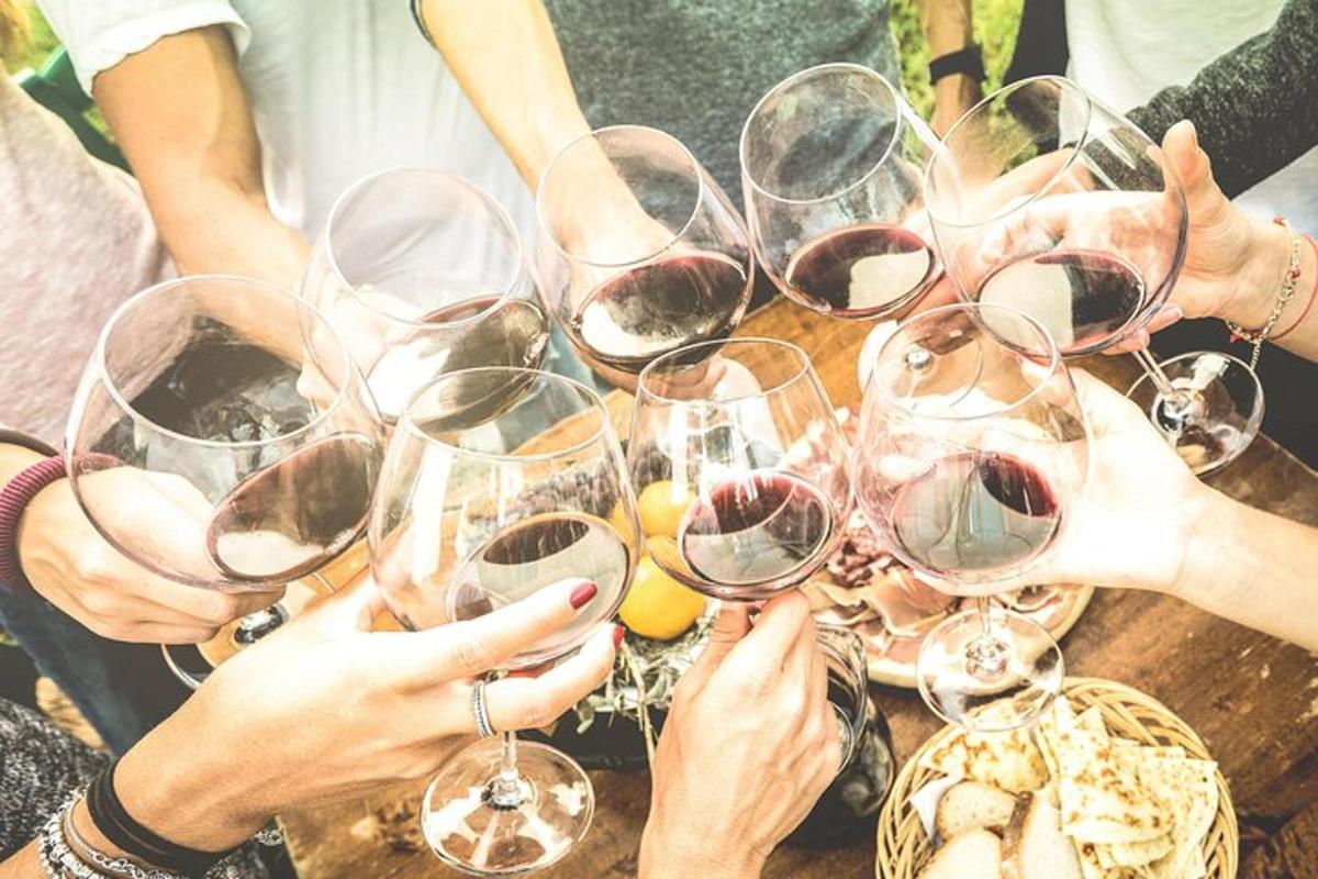 en gruppe mennesker som holder vinglass på et bord