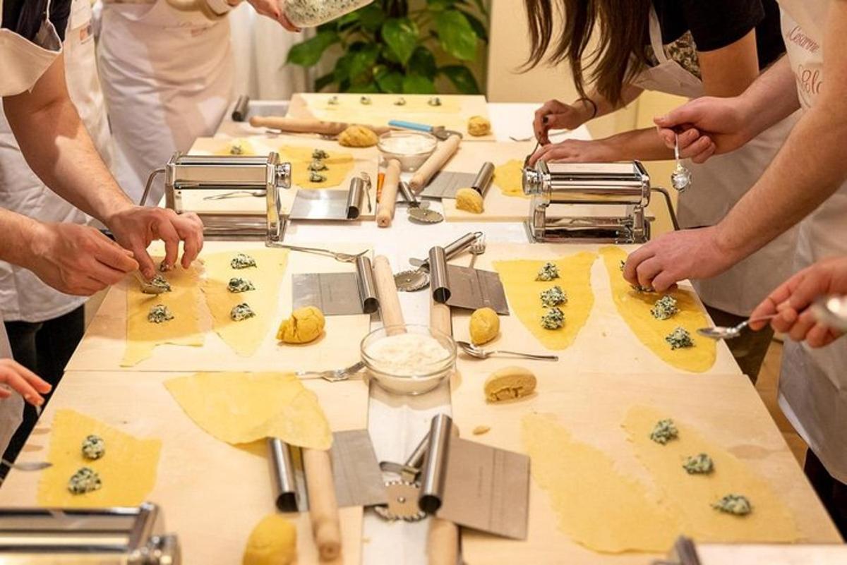 Un grupo de personas preparando comida en una mesa.