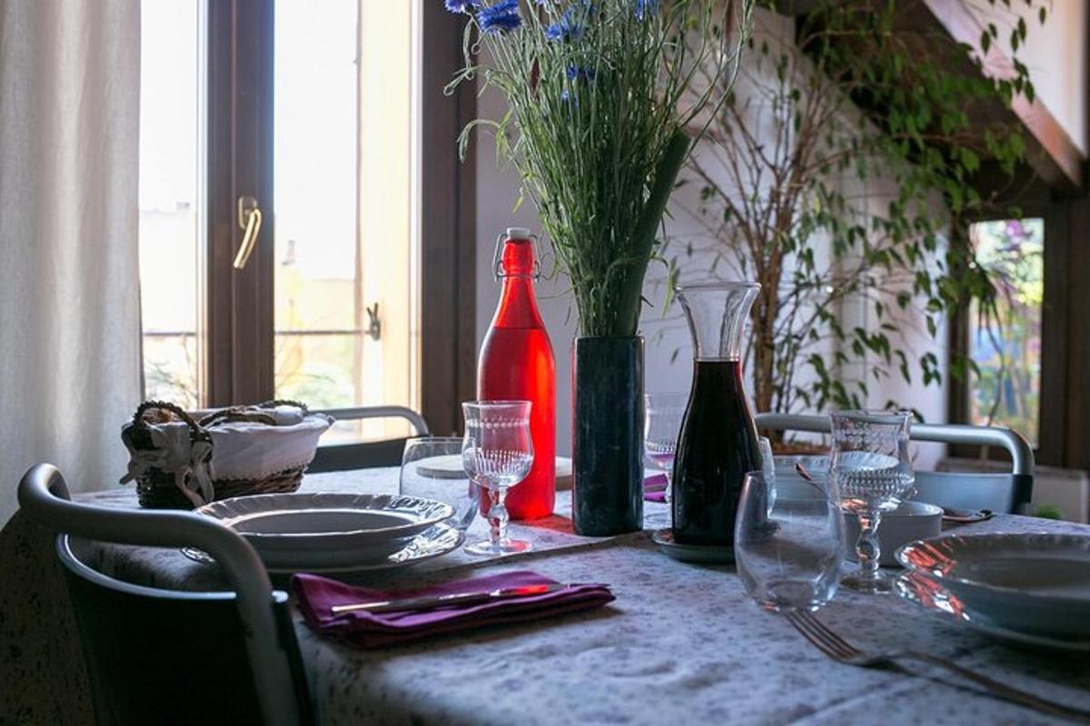 un tavolo con bottiglie di vino e bicchieri sopra