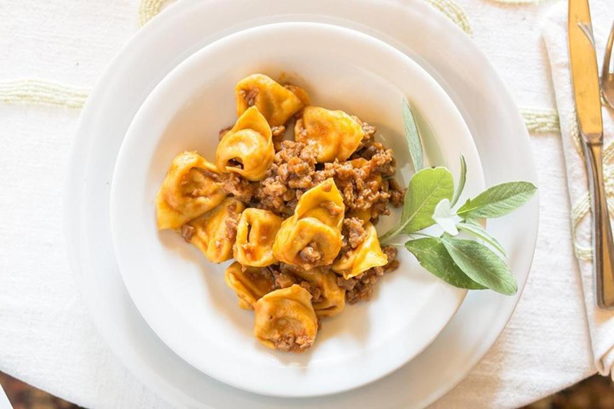 un piatto di pasta con carne e sugo