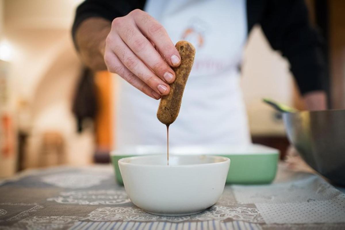 eine Person, die ein Stück Essen in eine Schüssel schüttet