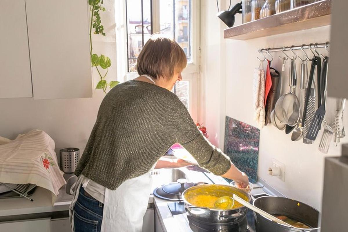 žena stojící v kuchyni a připravující jídlo