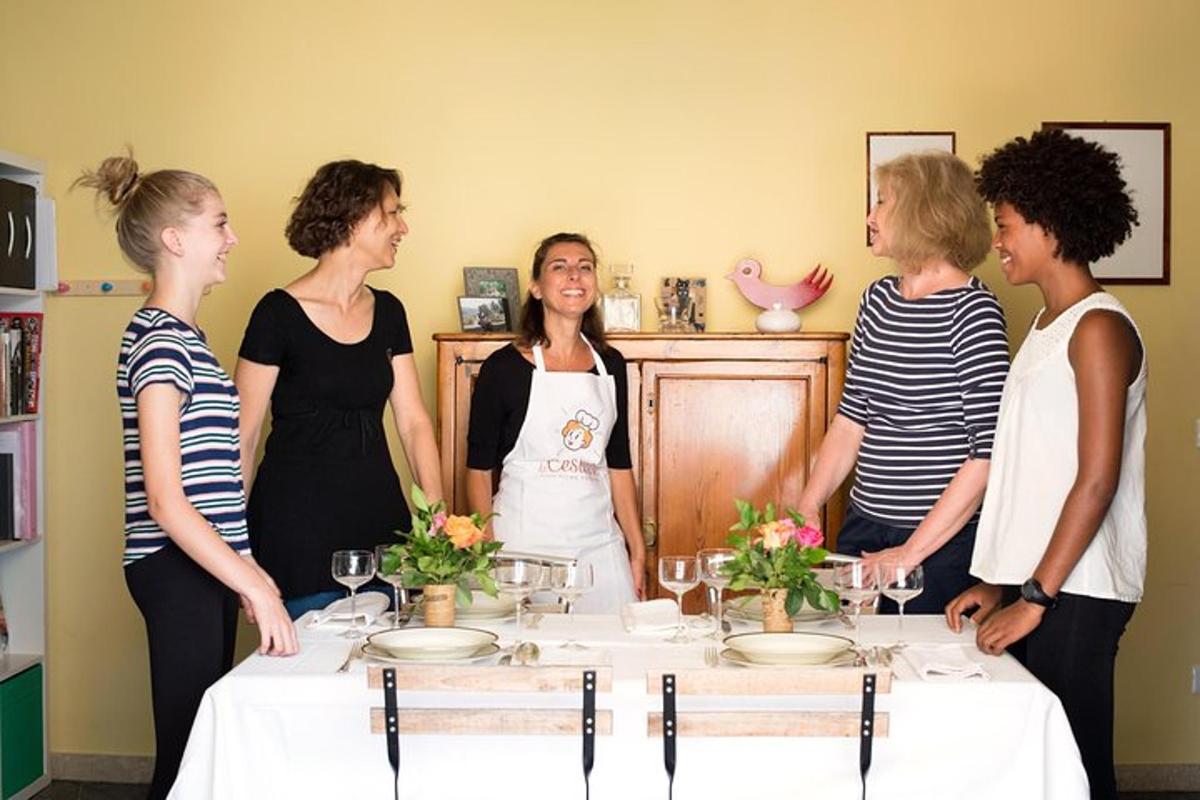 Un grupo de mujeres de pie alrededor de una mesa