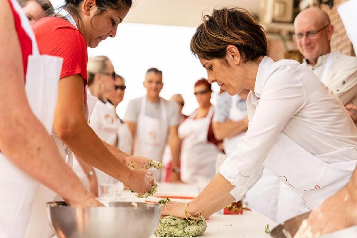 una donna in cucina che prepara il cibo su un tavolo