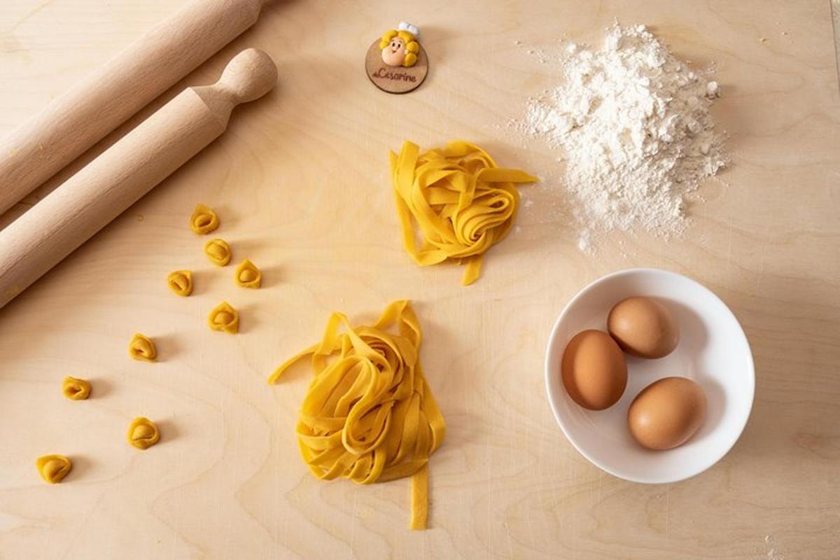 lõikelaud pasta, munade ja jahuga
