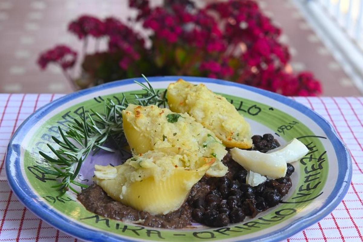un piatto di cibo con fagioli neri e formaggio