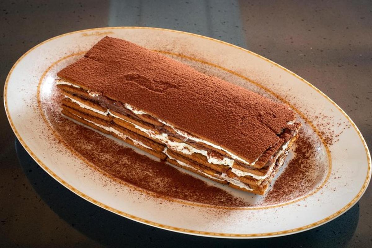 một miếng bánh sô cô la trên đĩa