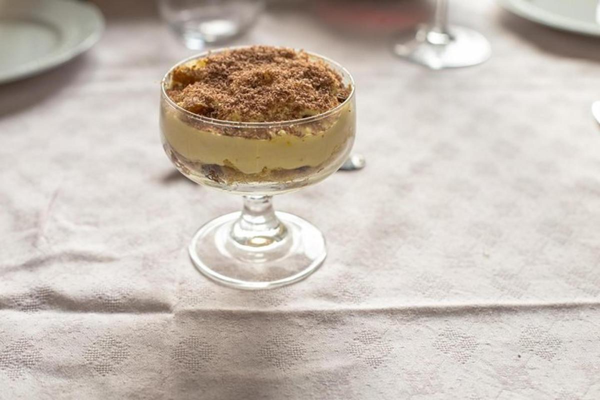 ein Dessert in einem Glas auf einem Tisch