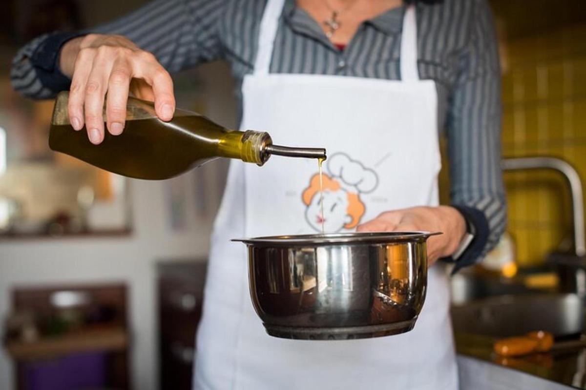 una persona vertiendo una botella de vino en una olla