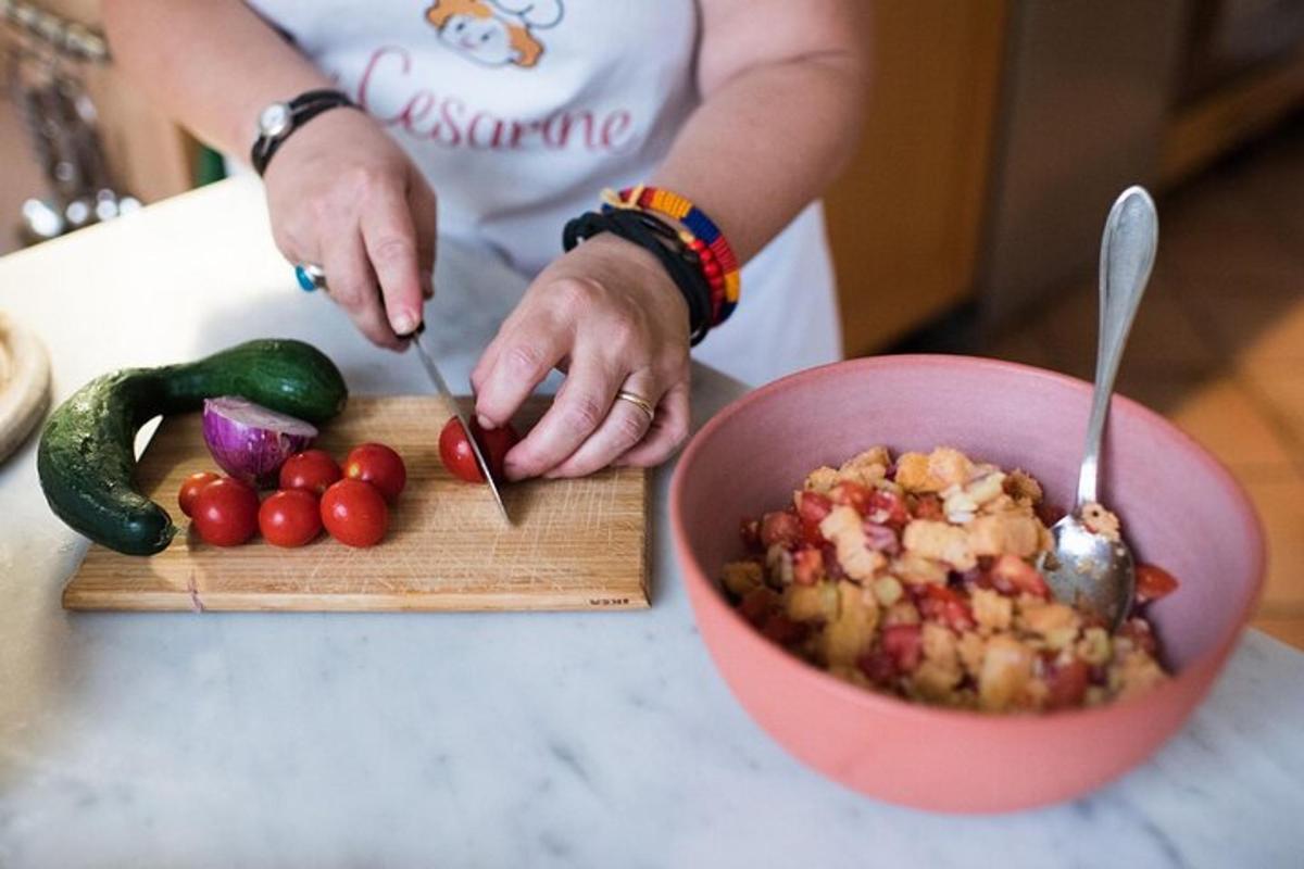 una persona cortando verduras en una tabla de cortar