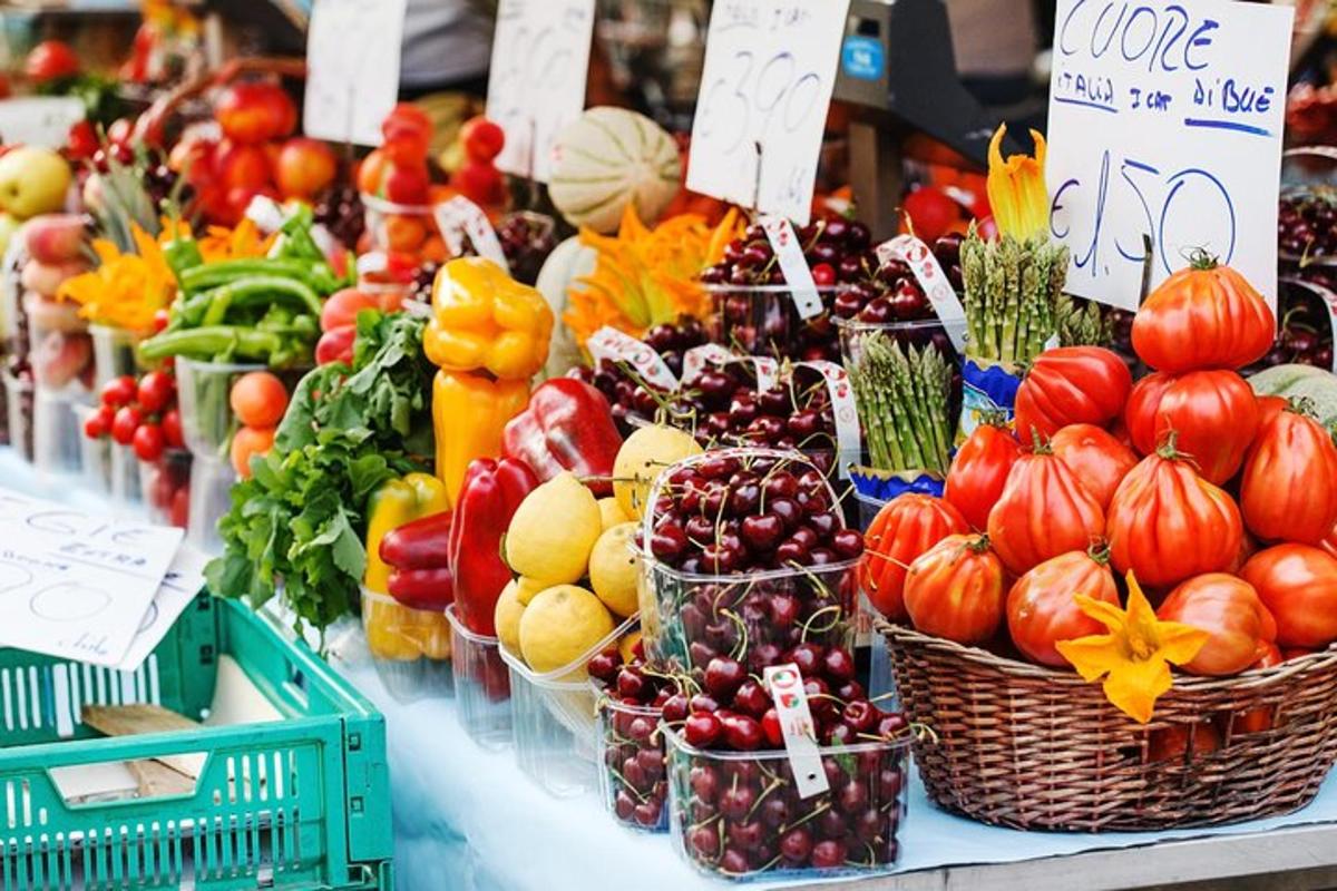 paparan buah-buahan dan sayur-sayuran dalam bakul di atas meja