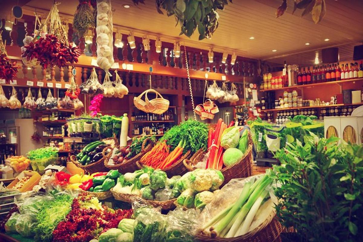 sebuah kedai runcit yang dipenuhi dengan banyak sayur dalam bakul