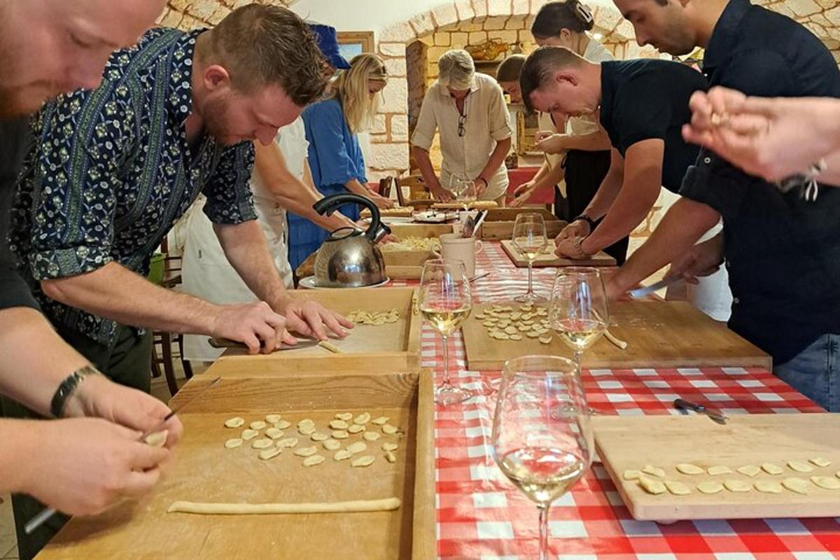 un gruppo di persone in piedi attorno a un tavolo che prepara il cibo