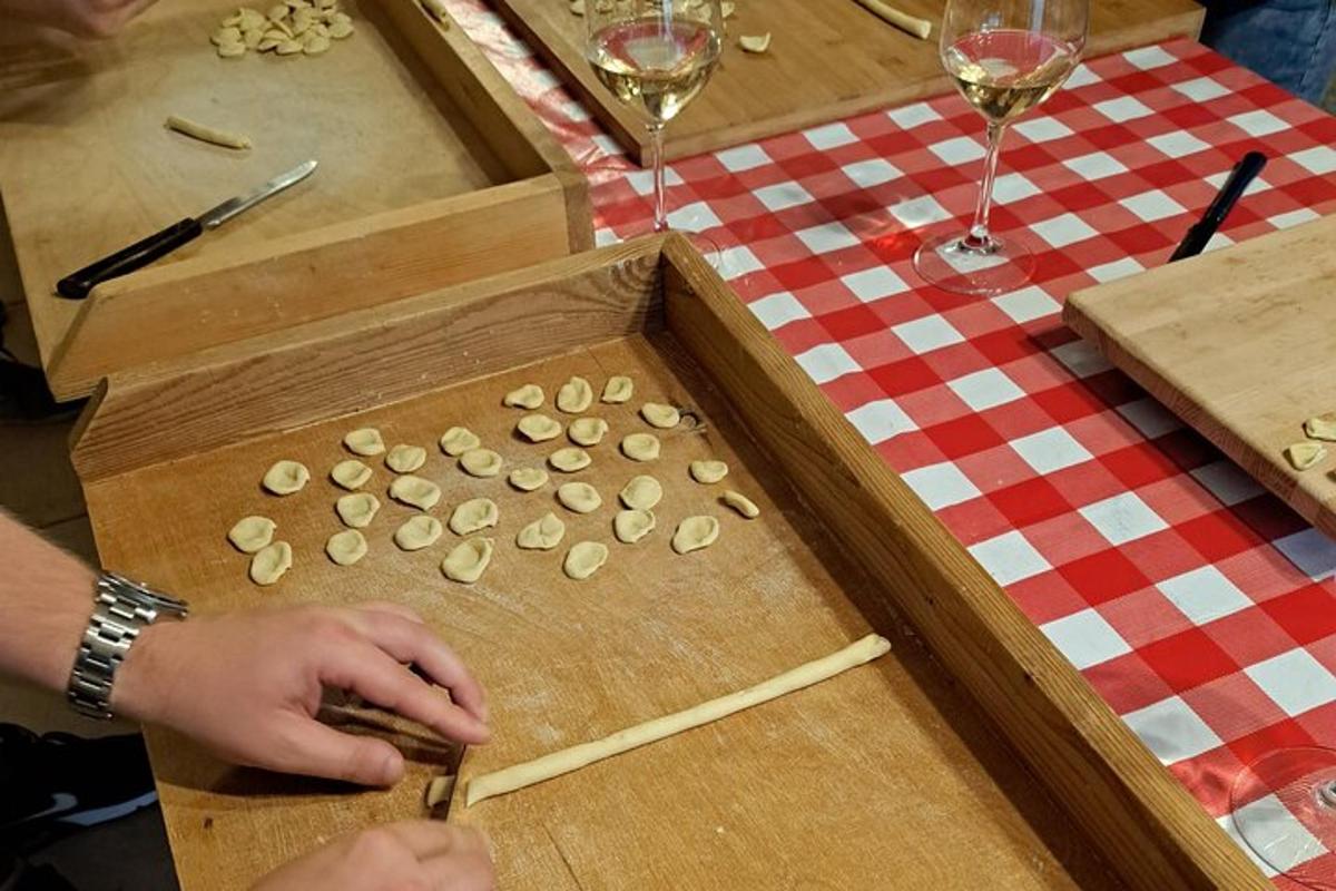 una persona està preparant menjar en una taula de tallar