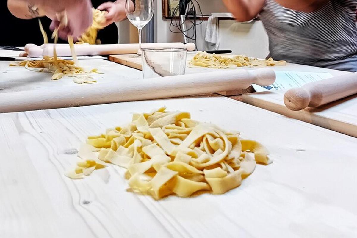 sekumpulan orang membuat makanan di atas meja