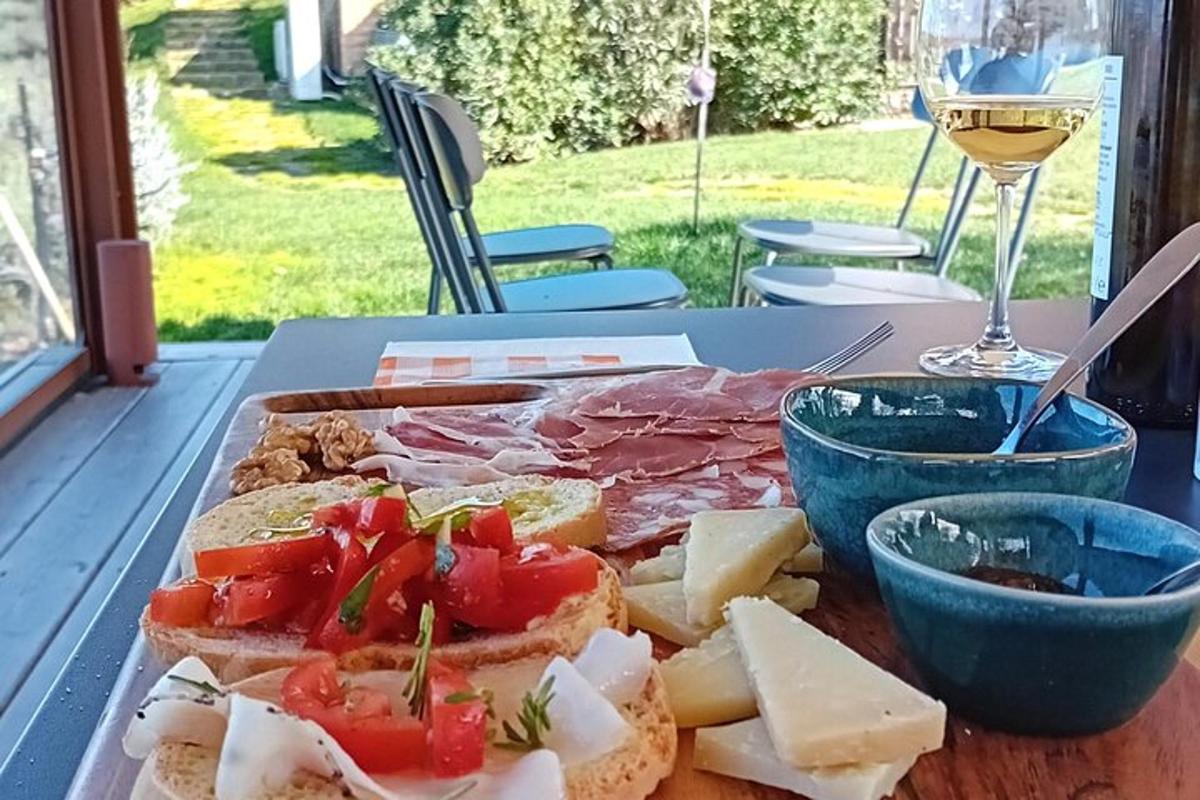 galds ar maizes, gaļas un siera paplāti