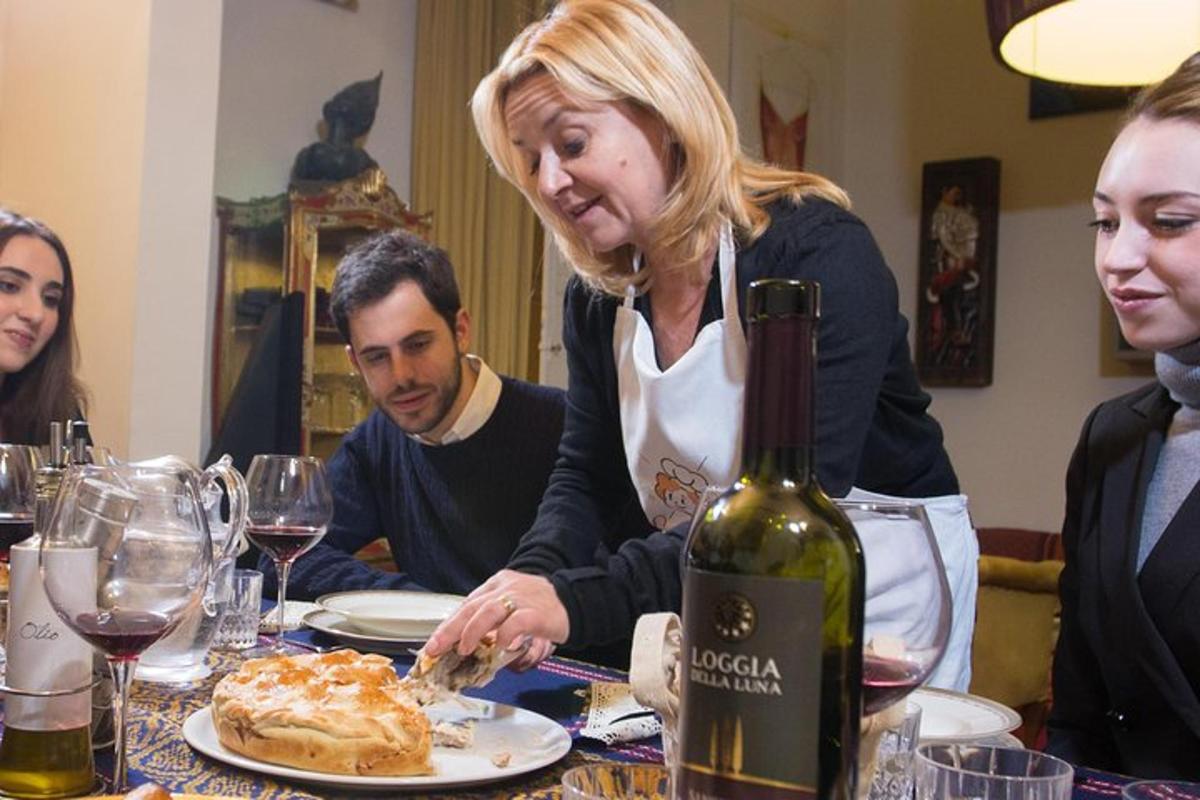 μια γυναίκα που κάθεται σε ένα τραπέζι με ένα μπουκάλι κρασί