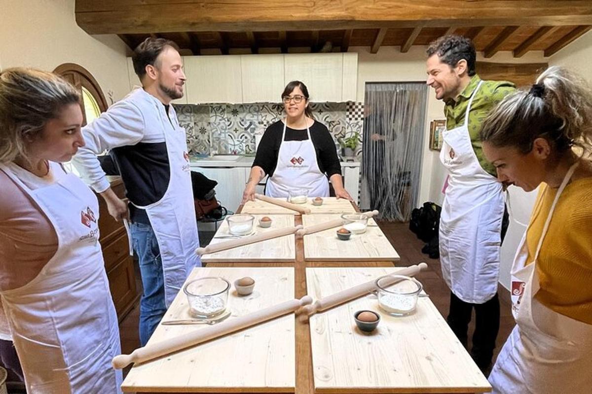 skupina lidí stojících kolem stolu v kuchyni