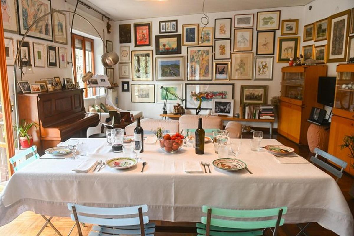 uma sala de jantar com uma mesa com uma toalha de mesa branca