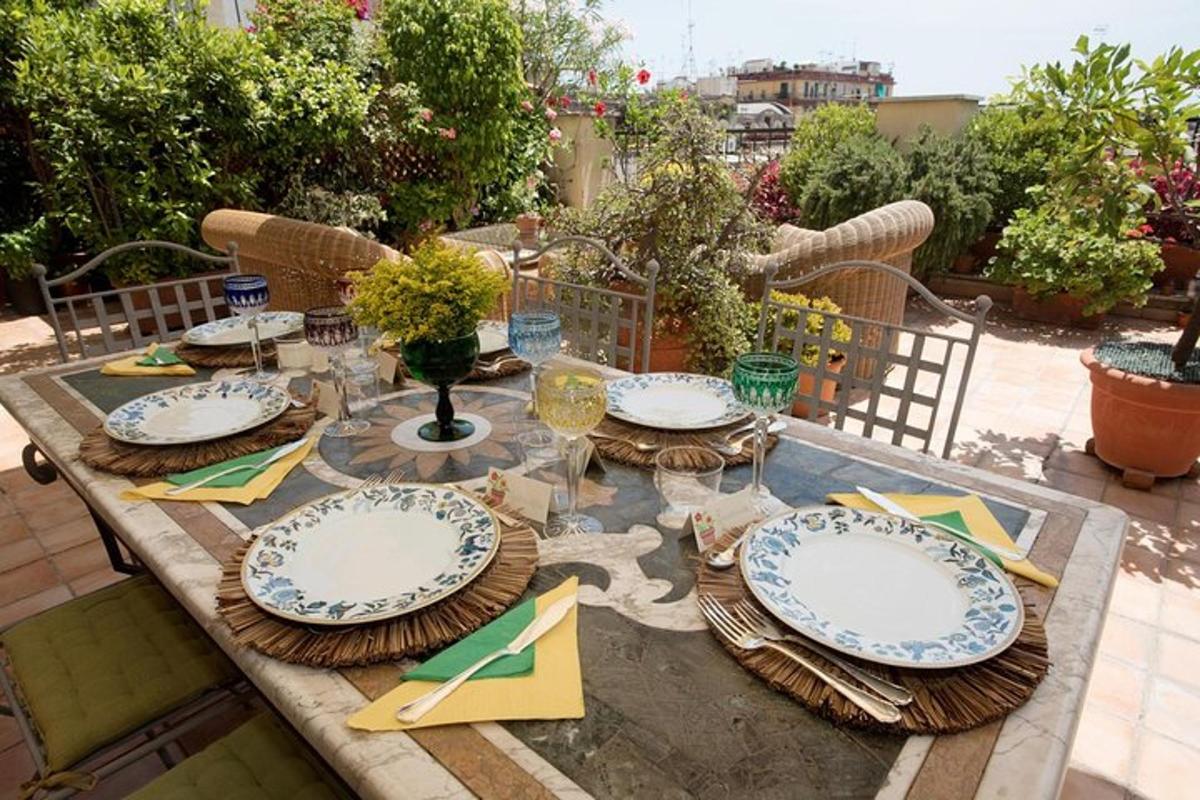 un tavolo con piatti e tovaglioli su un patio