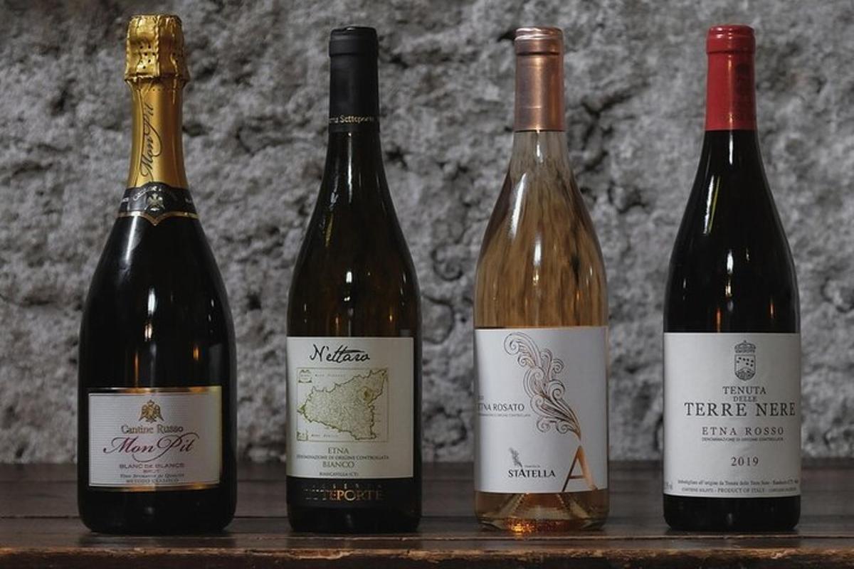štiri steklenice vina na mizi