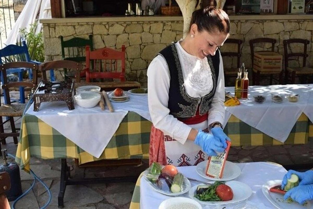 uma mulher preparando um prato de comida em uma mesa