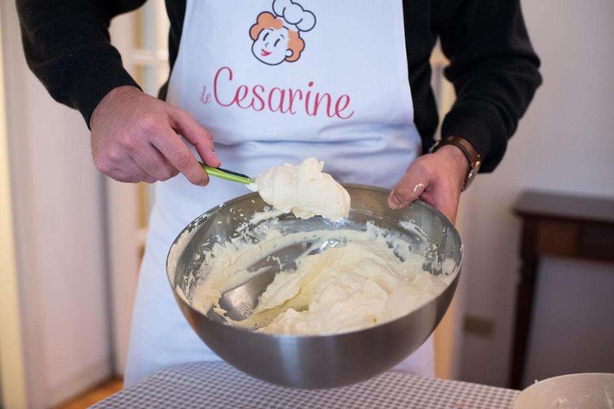 maður hrærir í skál af mat með spaða