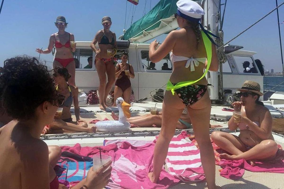 un grupo de personas en traje de baño en un barco
