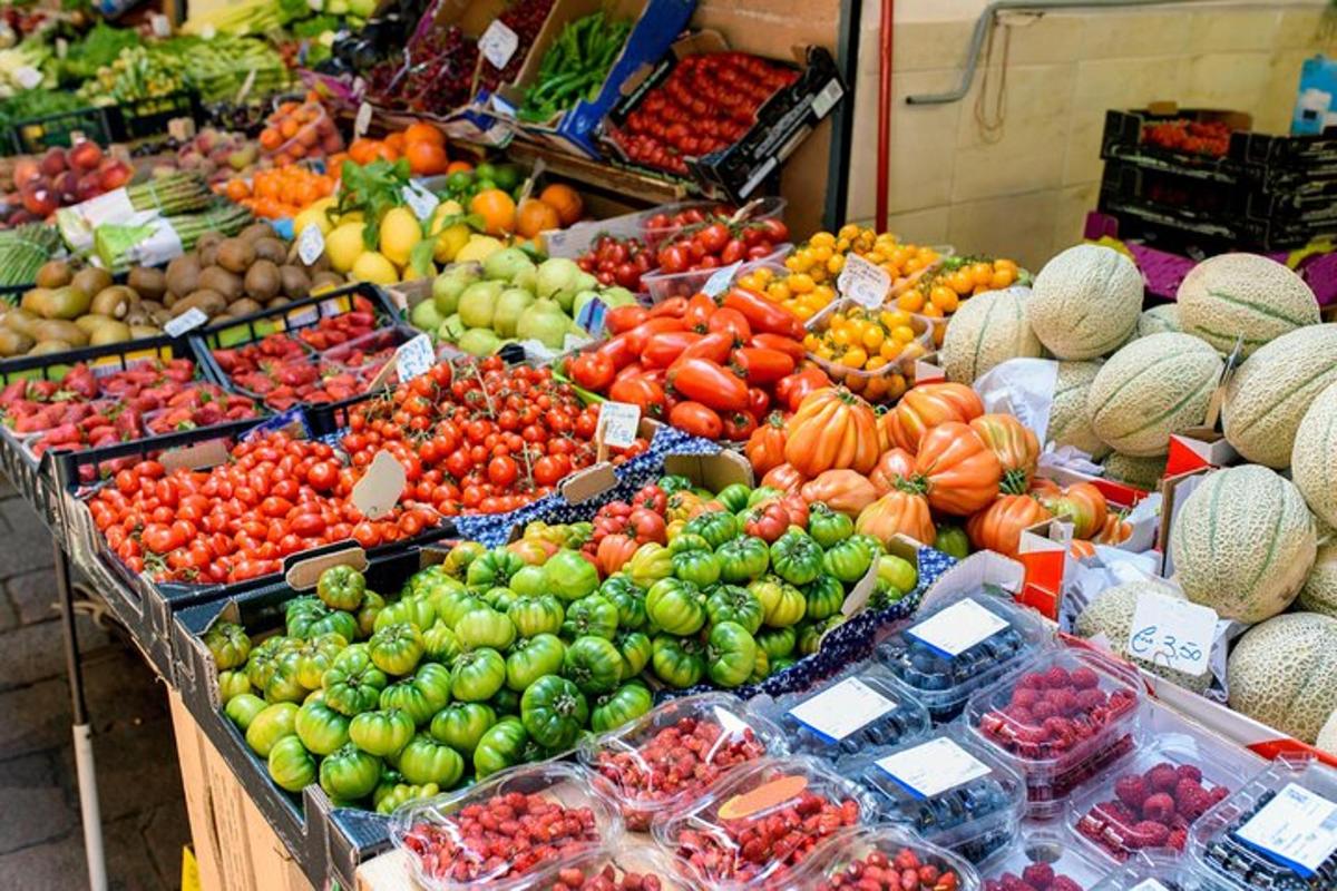 uma exposição de frutas e vegetais em um mercado