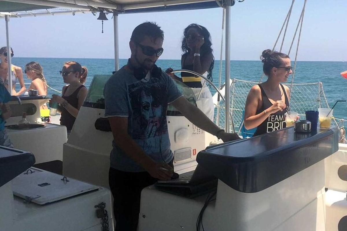 un hombre parado en un bote en la playa