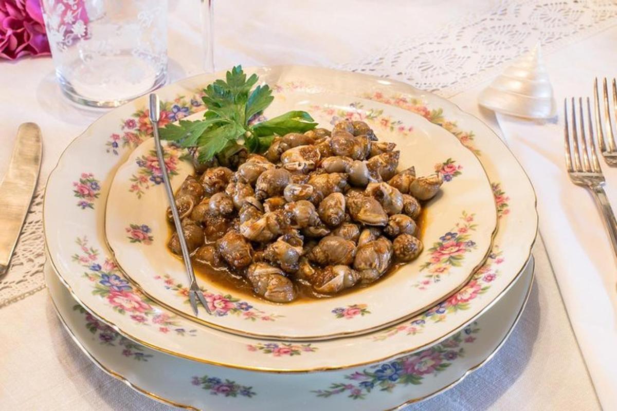 um prato de comida com cogumelos sobre uma mesa