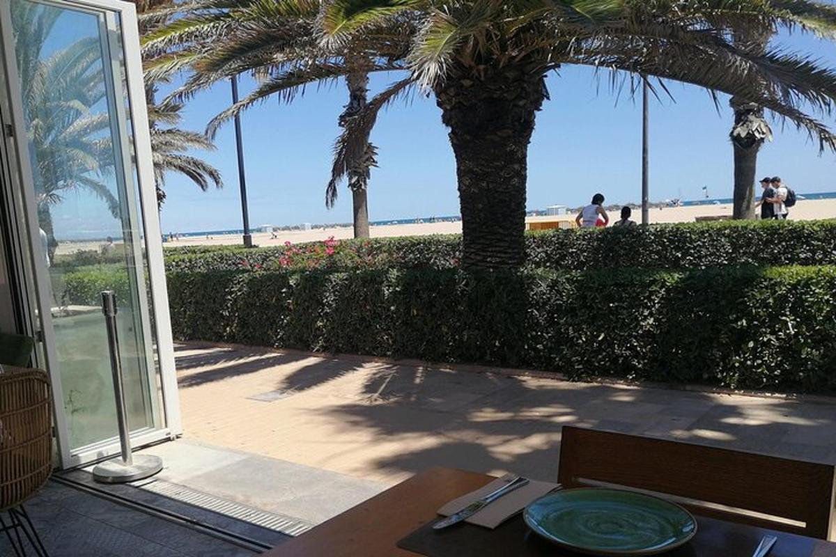 Una mesa de comedor con vista a la playa