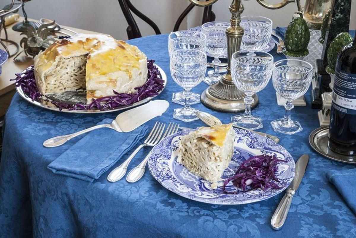 uma mesa com uma toalha azul e um pedaço de bolo
