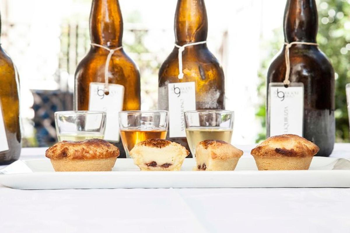 uma bandeja com três muffins e garrafas de vinho