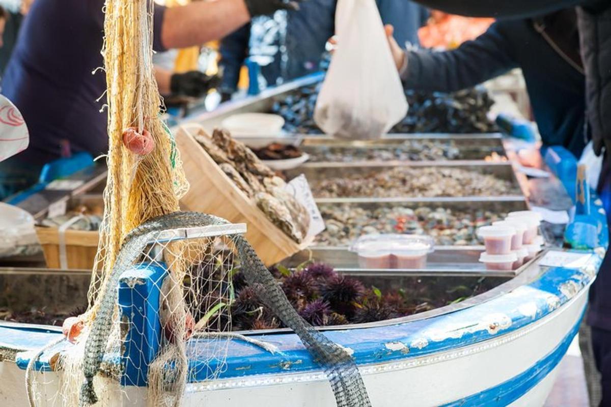um barco cheio de diferentes tipos de comida