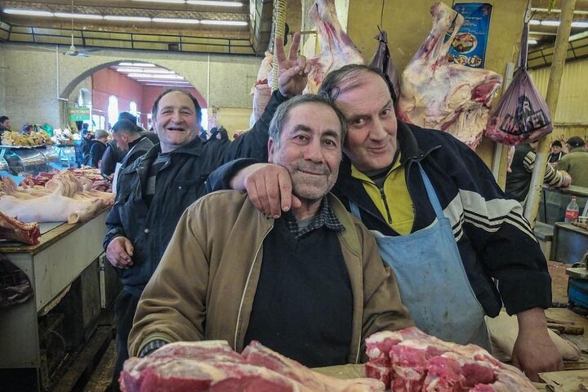 To mænd poserer til et billede på et marked