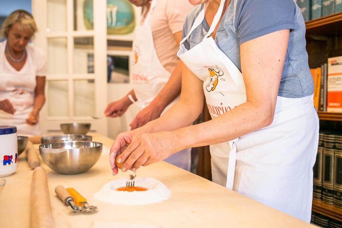 une femme dans une cuisine préparant de la nourriture sur un comptoir