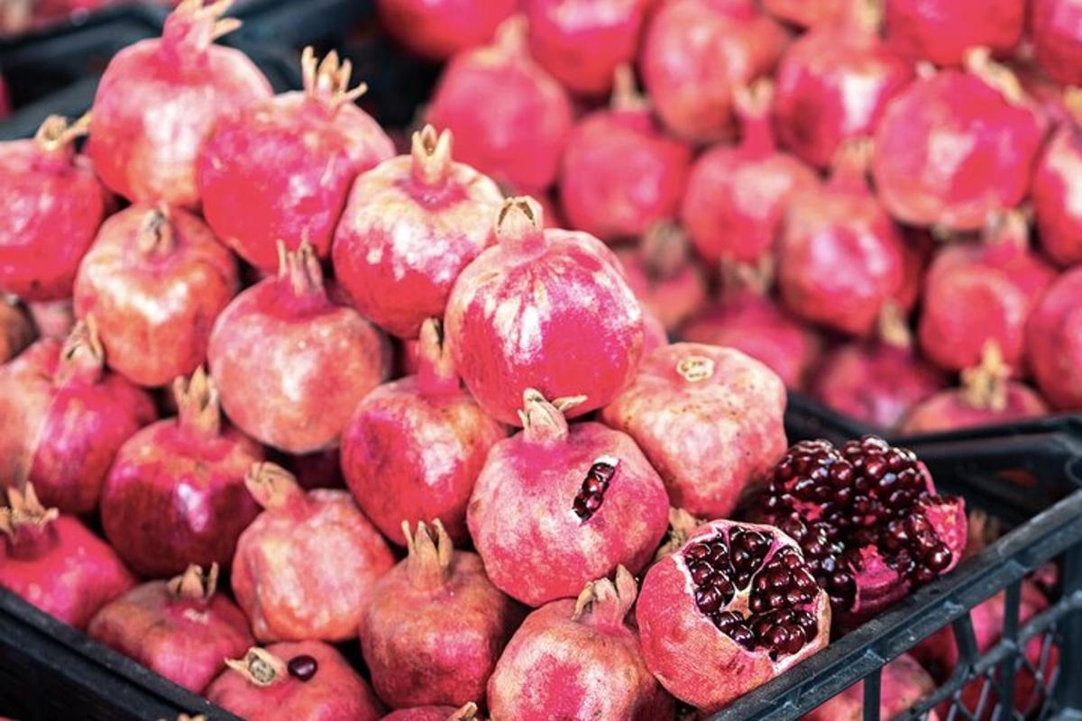 um monte de frutas rosas em uma cesta