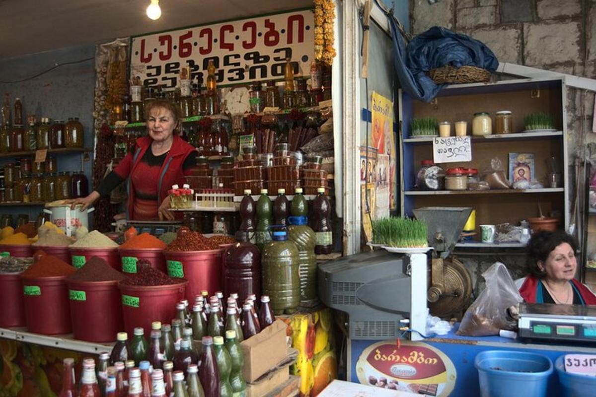 Μια γυναίκα στέκεται σε ένα κατάστημα με έναν πάγκο