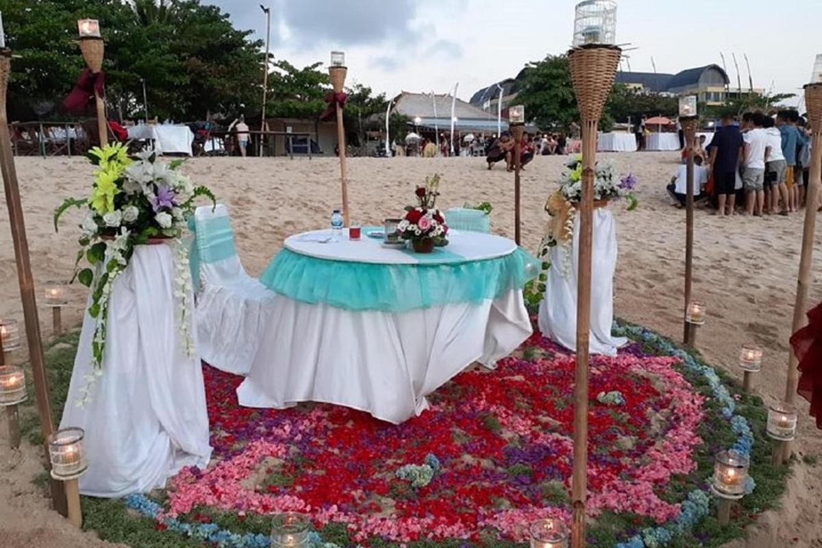 una mesa en medio de un campo de flores