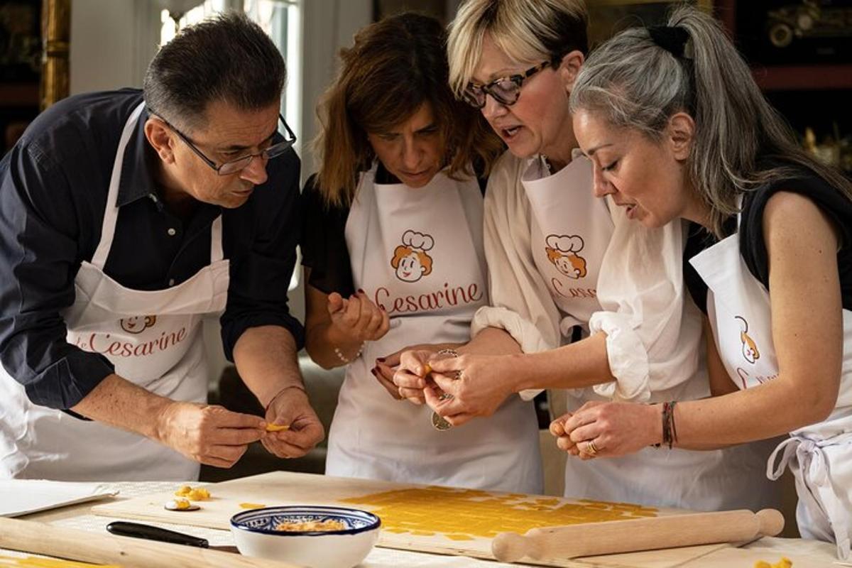 un groupe de personnes dans une cuisine préparant de la nourriture