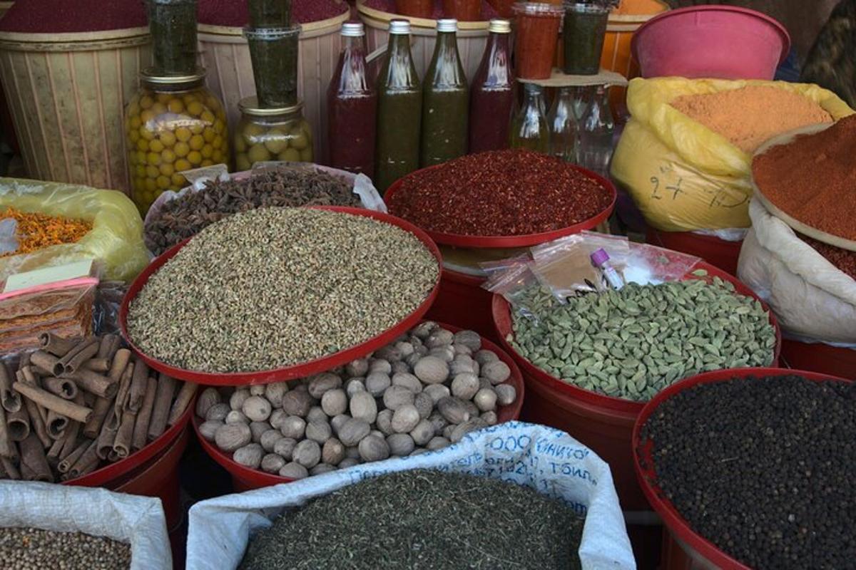 uma exposição de diferentes tipos de especiarias e vegetais