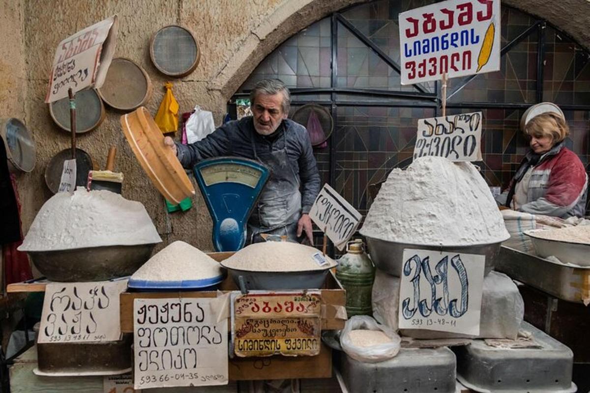 Ένας άντρας και μια γυναίκα στέκονται σε μια κουζίνα με φαγητό