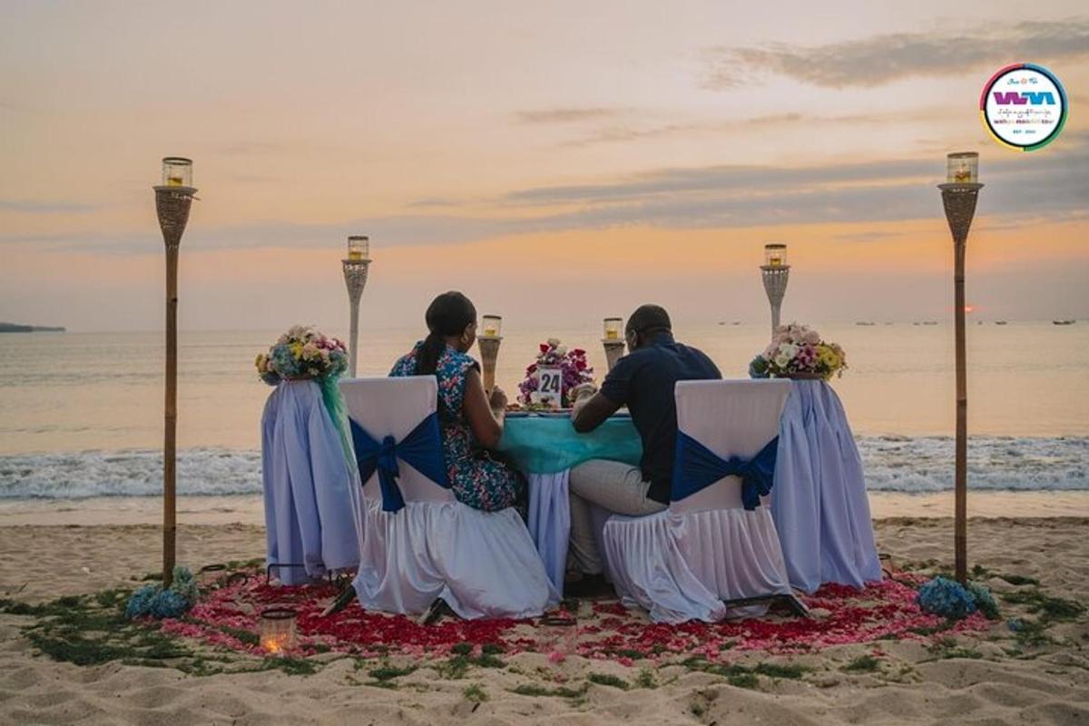 Un grupo de personas sentadas en una mesa en la playa.