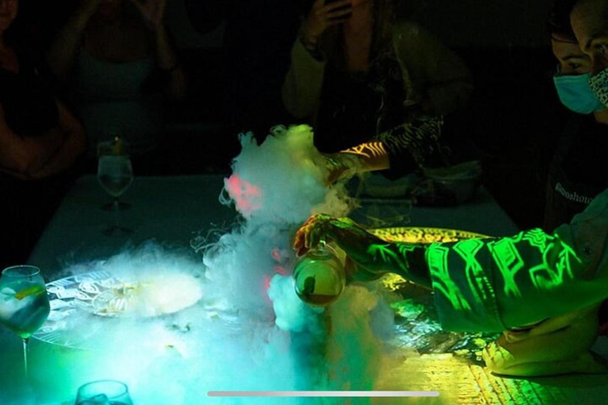 una persona è seduta a un tavolo con del fumo