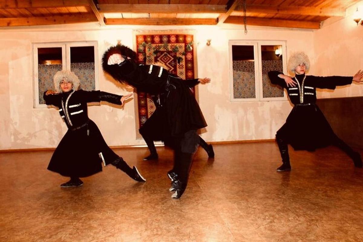 un grupo de personas bailando en una habitación