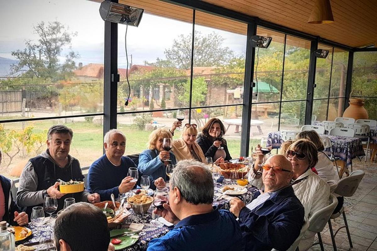 μια ομάδα ανθρώπων που κάθονται σε ένα τραπέζι τρώγοντας
