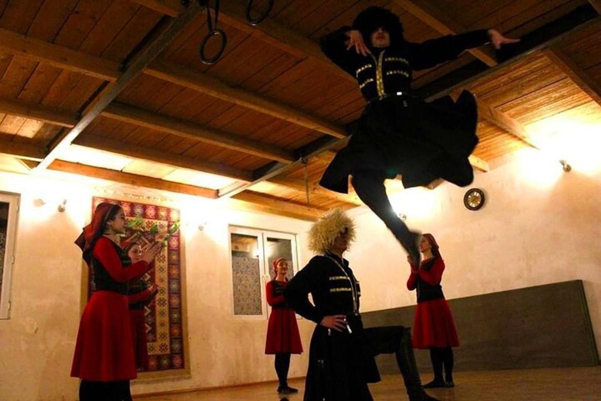 un grup de femei care stă în jurul unei femei într-o rutină de dans