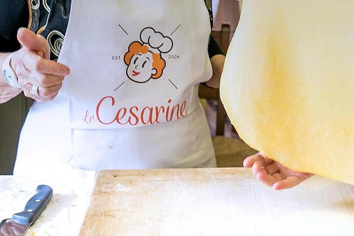 oseba v predpasniku z napisom na deski za rezanje